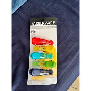 Farberware Set of 3 Measuring cups (small and large) and magnetic chip clips